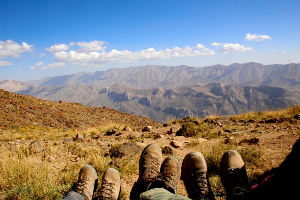 Buty trekkingowe na tle irańskich szczytów