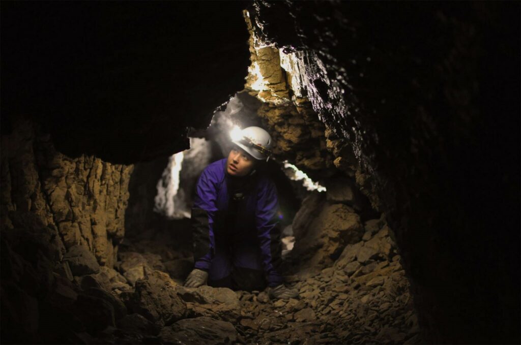 Eksploracja jaskiń fot Mateusz Malinowski