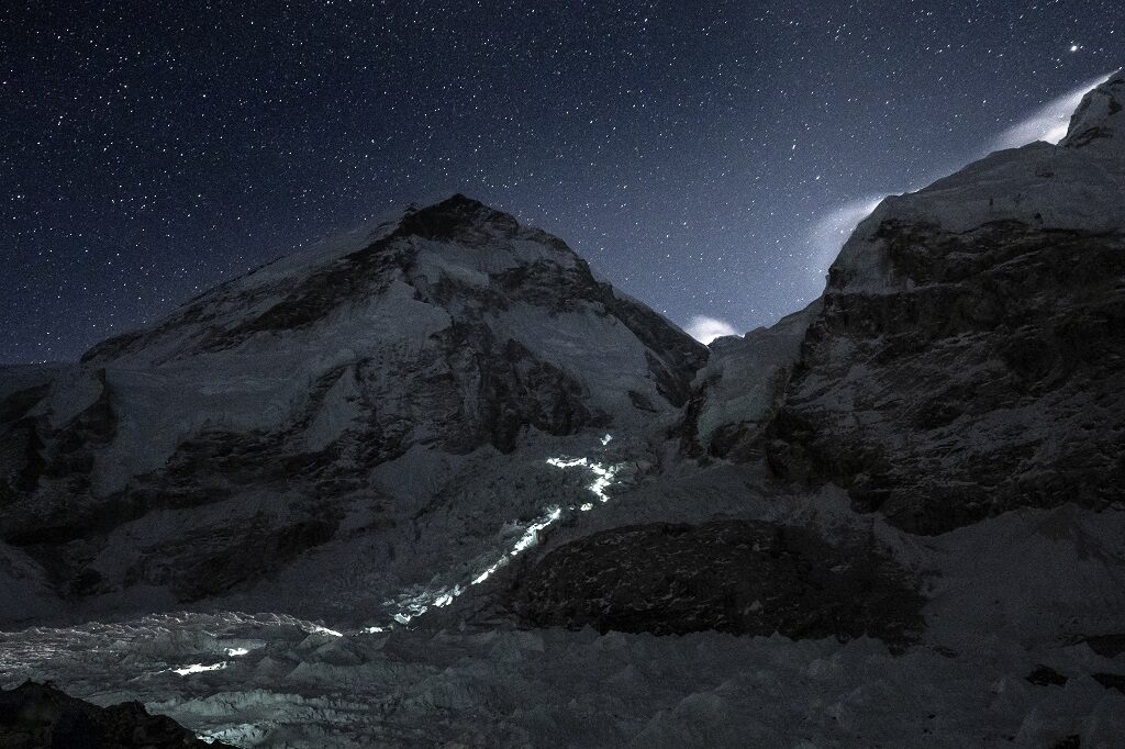 Everest nocne wyjście z bazy