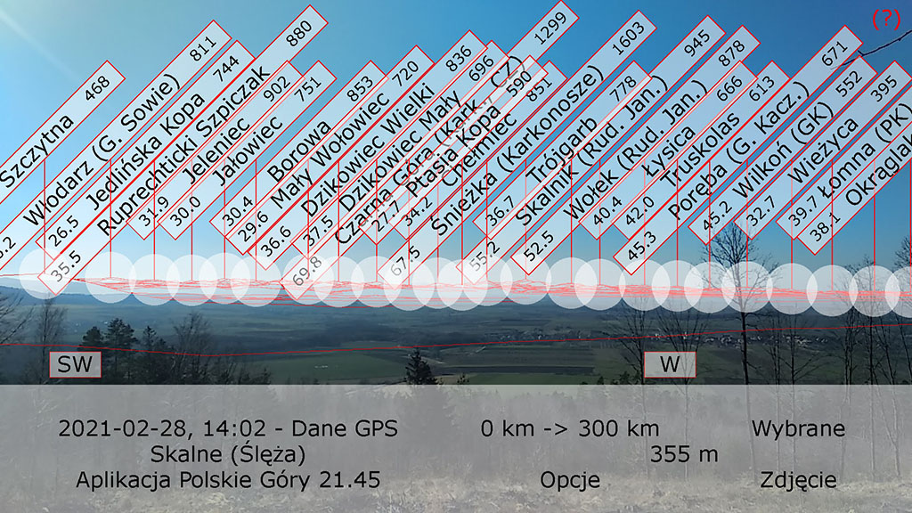 widok na góry z nałożoną warstwą aplikacji, która pokazuje nazwy szczytów znajdujących się w danym kierunku - na zrzucie widać góry od Szczytnej (po lewej) do Okrąglaka (po prawej)