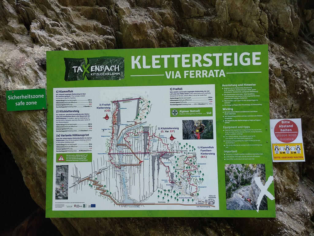 zielona tablica informacyjna z dużym napisem Kletterstiege via ferrata, na tablicy schematyczny przebieg via ferrat
