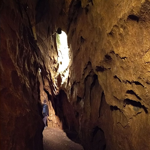 Korytarz jaskini Mroźnej ze sztucznym oświetleniem