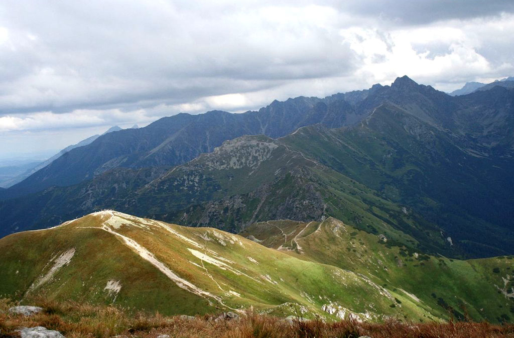 widok z Małołączniaka na Tatry Wysokie, na pierwszym planie widoczna Kopa Kondracka